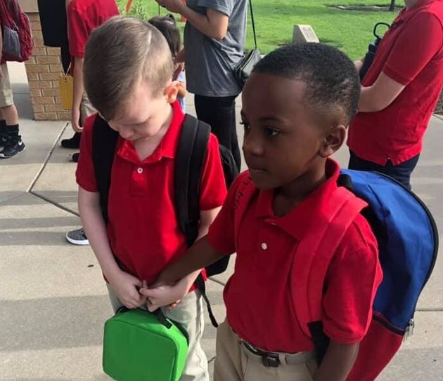 Bambino autistico piange il primo giorno di scuola, l’amico lo prende per mano e lo accompagna 2 Bambino autistico piange il primo giorno di scuola, l’amico lo prende per mano e lo accompagna 1