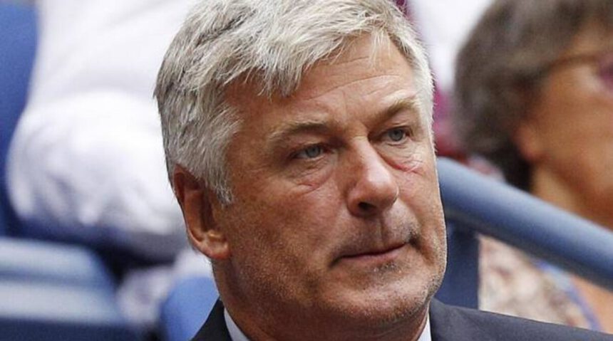 L'attore Alec Baldwin spara e uccide direttrice della fotografia sul set di "Rust" 2 L'attore Alec Baldwin spara e uccide direttrice della fotografia sul set di "Rust" 1