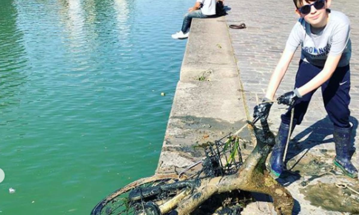 Raffaello, il bambino che ripulisce la Senna con i magneti: ha già raccolto 7 tonnellate di rifiuti 17