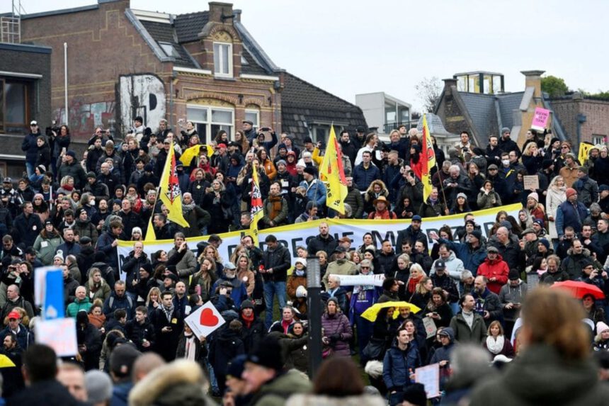 Europa, proteste contro le misure anti Covid: manifestazioni anche in Olanda 2 Europa, proteste contro le misure anti Covid: manifestazioni anche in Olanda 1