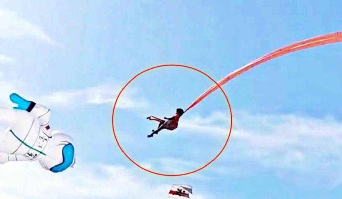 Taiwan, bambina di 3 anni rimane impigliata nella coda di un aquilone e vola via 11