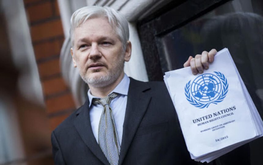 Londra ferma l'estradizione di Julian Assange negli USA: "Rischio suicidio" 1