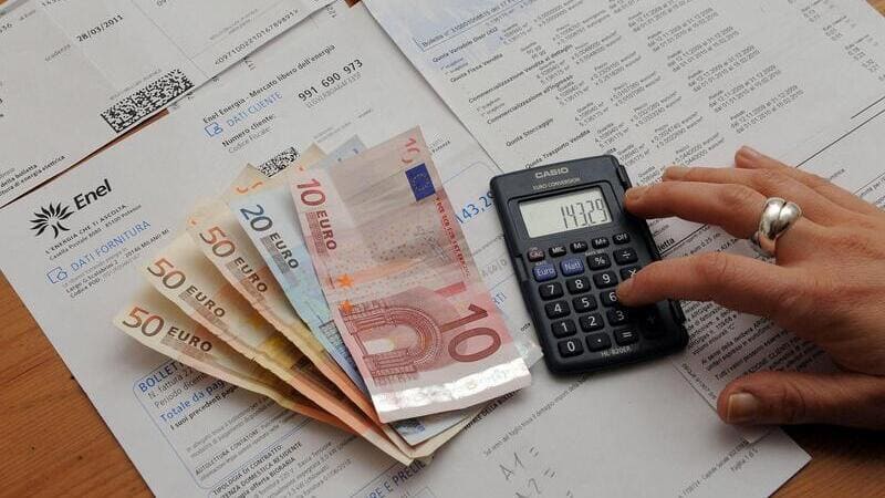 Bollette, dal 1 gennaio aumenti del 55% per l'elettricità e del 41,8% per il gas 3 aumenti bollette