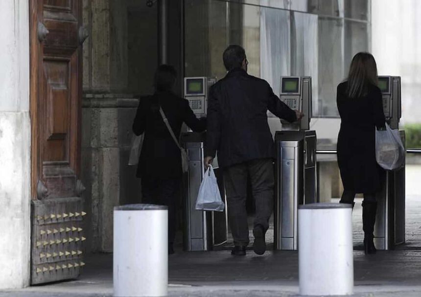 Super aumento di stipendio per i dipendenti statali: fino a 10mila euro in più nel 2022 1