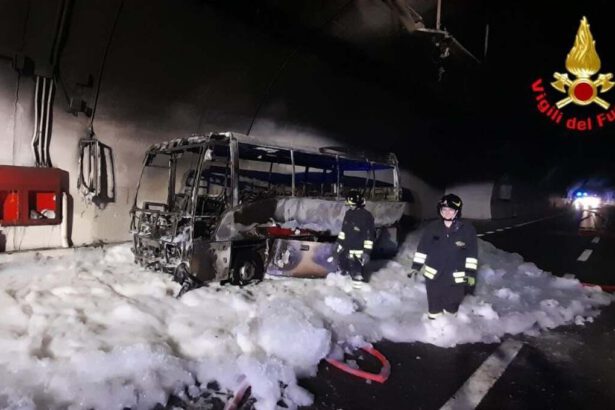 Lecco, autobus in fiamme in galleria: autista eroe mette in salvo 25 bambini 7