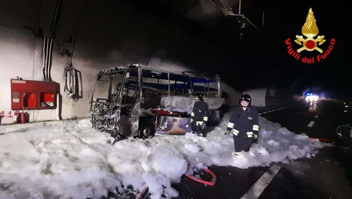 Lecco, autobus in fiamme in galleria: autista eroe mette in salvo 25 bambini 13