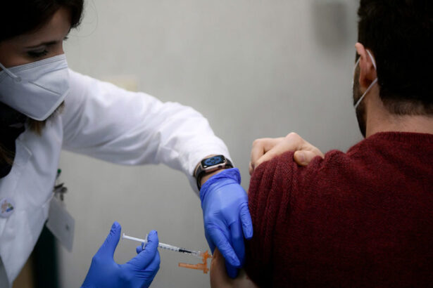 Vaccini in azienda da maggio per tutti i dipendenti: firmato il protocollo con sindacati e imprese 15