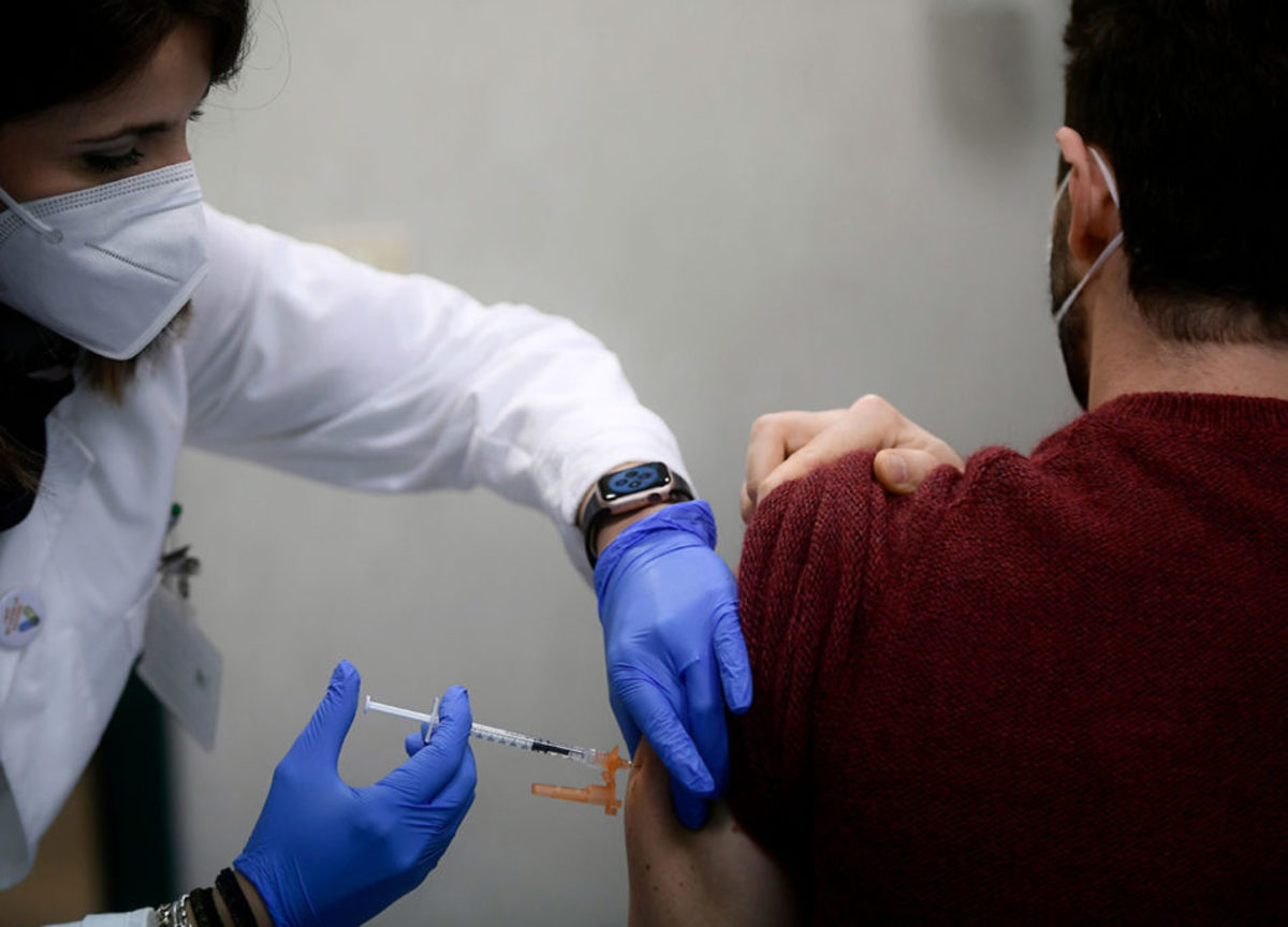 Vaccini in azienda da maggio per tutti i dipendenti: firmato il protocollo con sindacati e imprese 15
