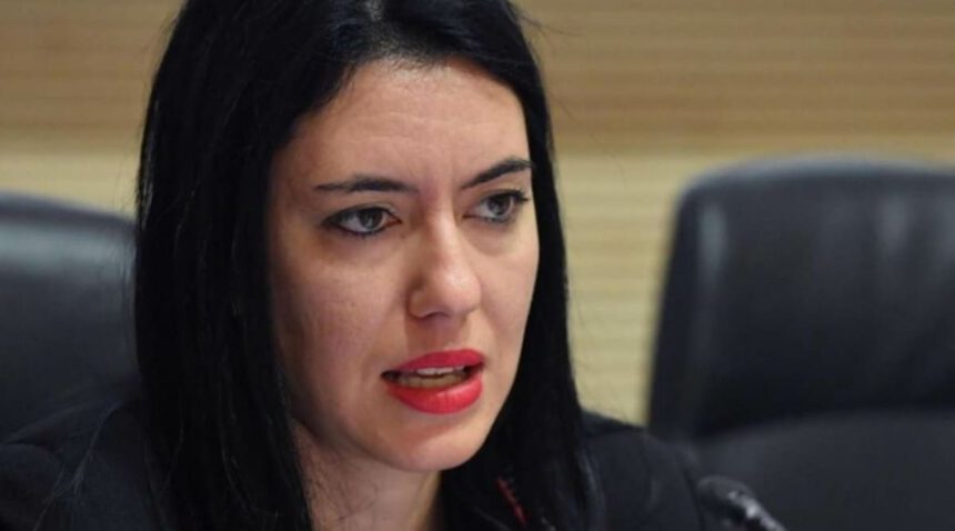 Il Ministro Azzolina sotto scorta, insieme a Sileri e Fontana. Attacchi social alle istituzioni 2 Il Ministro Azzolina sotto scorta, insieme a Sileri e Fontana. Attacchi social alle istituzioni 1