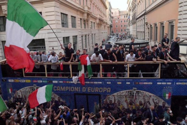 Gli Azzurri campioni d'Europa ricevuti da Mattarella e Draghi: ora il giro sul pullman scoperto 7