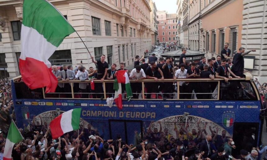 Gli Azzurri campioni d'Europa ricevuti da Mattarella e Draghi: ora il giro sul pullman scoperto 1