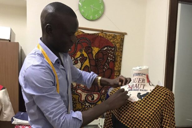 “Con ago e filo ho cucito il mio futuro”, la storia del sarto arrivato col barcone 37