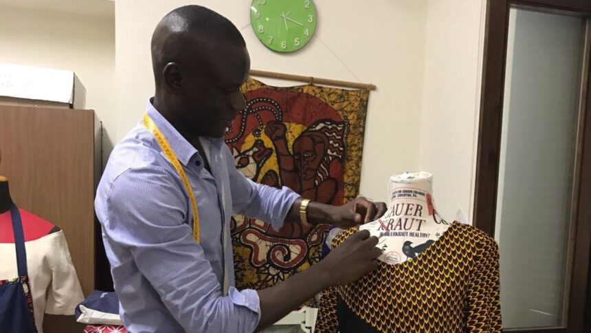 “Con ago e filo ho cucito il mio futuro”, la storia del sarto arrivato col barcone 2 “Con ago e filo ho cucito il mio futuro”, la storia del sarto arrivato col barcone 1