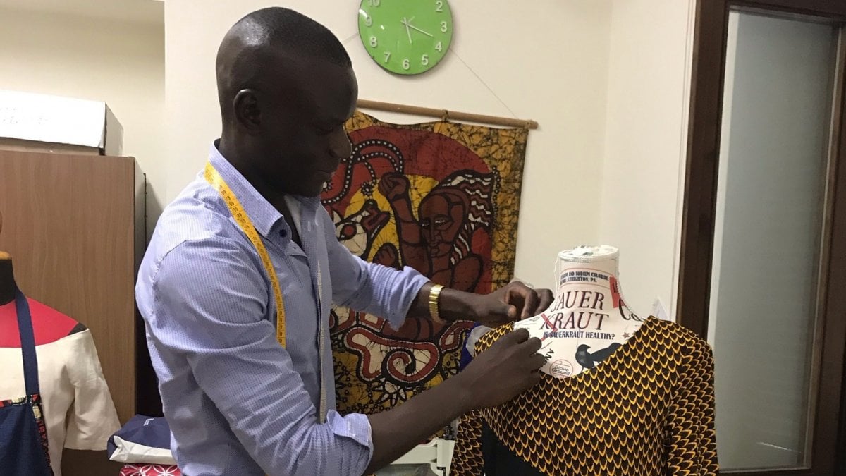 “Con ago e filo ho cucito il mio futuro”, la storia del sarto arrivato col barcone 15