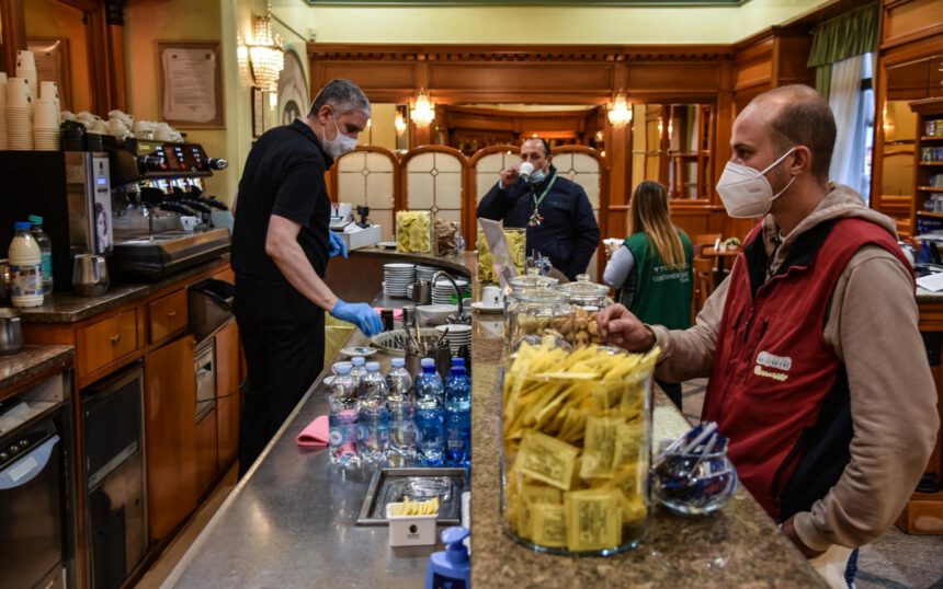 Covid, quali sono le attività che ci espongono di più al rischio di contagio? 1