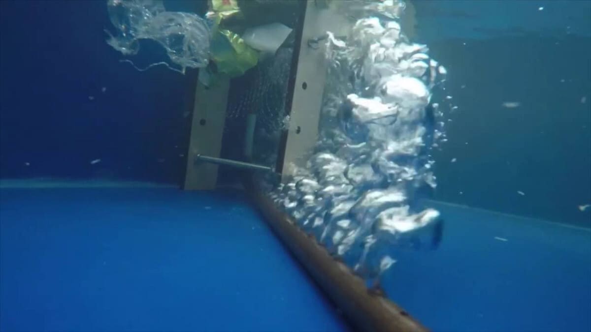 Cos'è la barriera di bolle che impedisce alla plastica di finire in mare 17