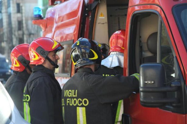Lucca, si barrica in casa e fa fuoco dalla finestra, ferito agente: "Vi sparo in testa" 6