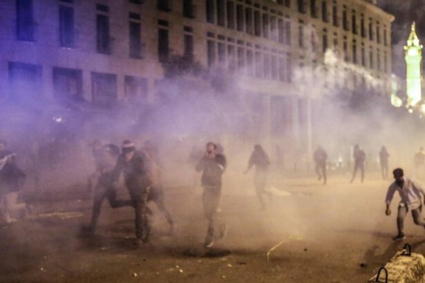 Inferno a Beirut, proteste contro il Governo. Macron: "Serve patto politico" 14
