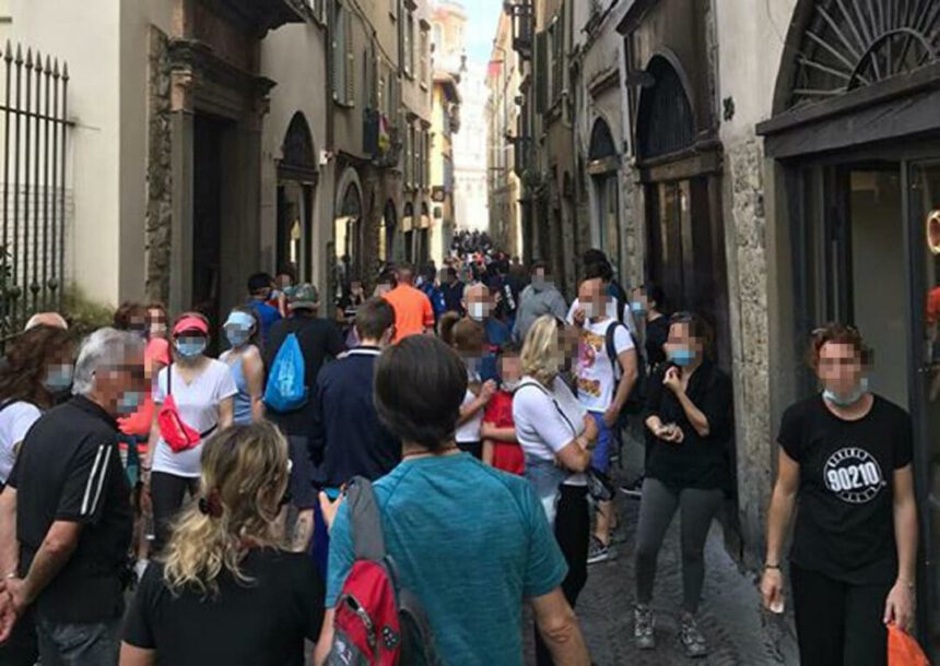 Bergamo, folla in Città Alta. Gori: “Vogliamo ritrovarci di nuovo nei guai?” 1