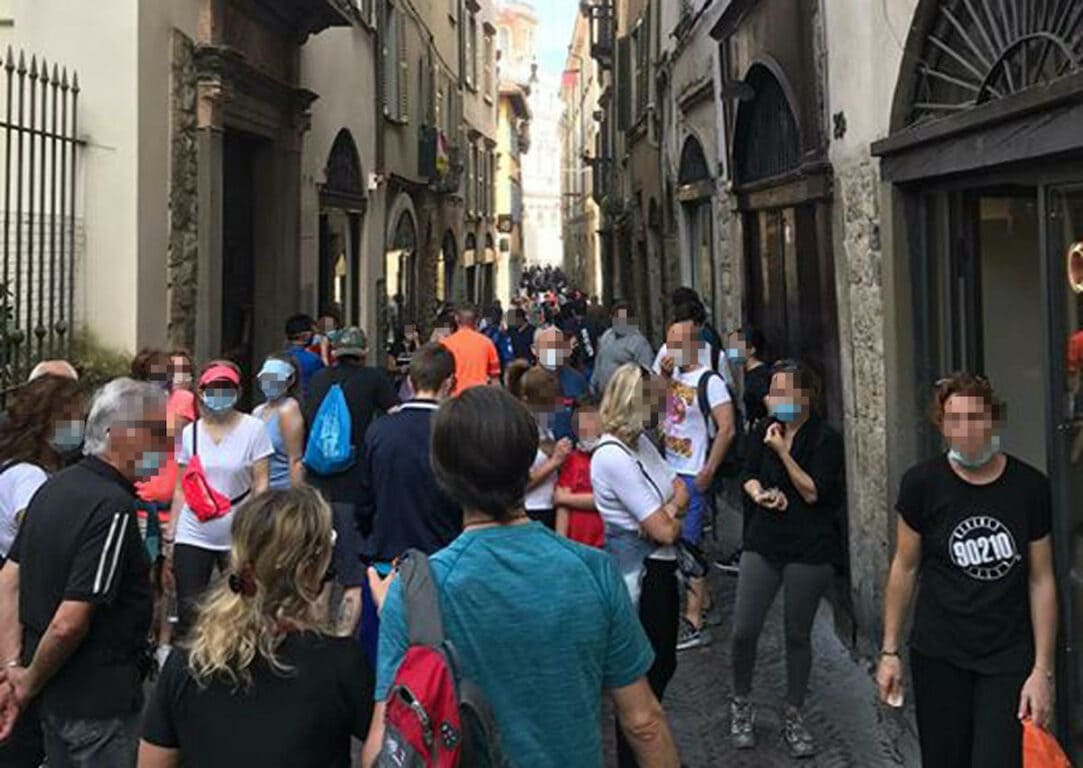 Bergamo, folla in Città Alta. Gori: “Vogliamo ritrovarci di nuovo nei guai?” 15