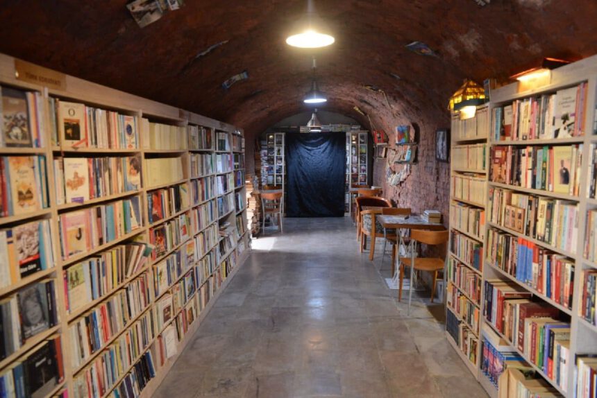 Dal cassonetto alla biblioteca, i netturbini di Ankara salvano i libri buttati 1