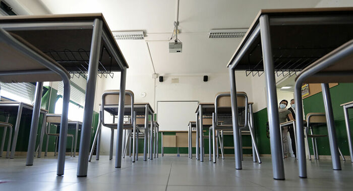 Roma, bidello 62enne abusa di una studentessa minorenne tra le mura scolastiche 3 Bidello 62enne abusa di una studentessa minorenne tra le mura scolastiche: cosa è successo