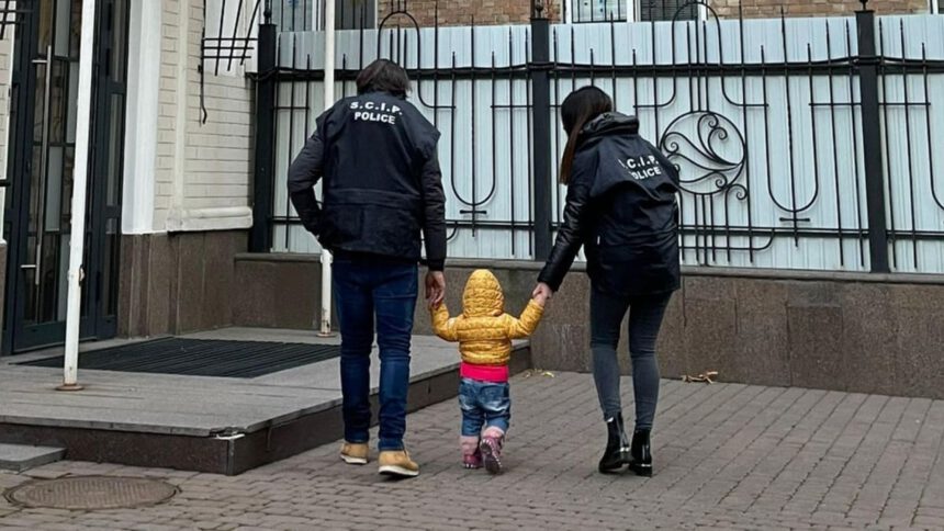 Bimba abbandonata in Ucraina torna in Italia: affidata a una famiglia piemontese 1