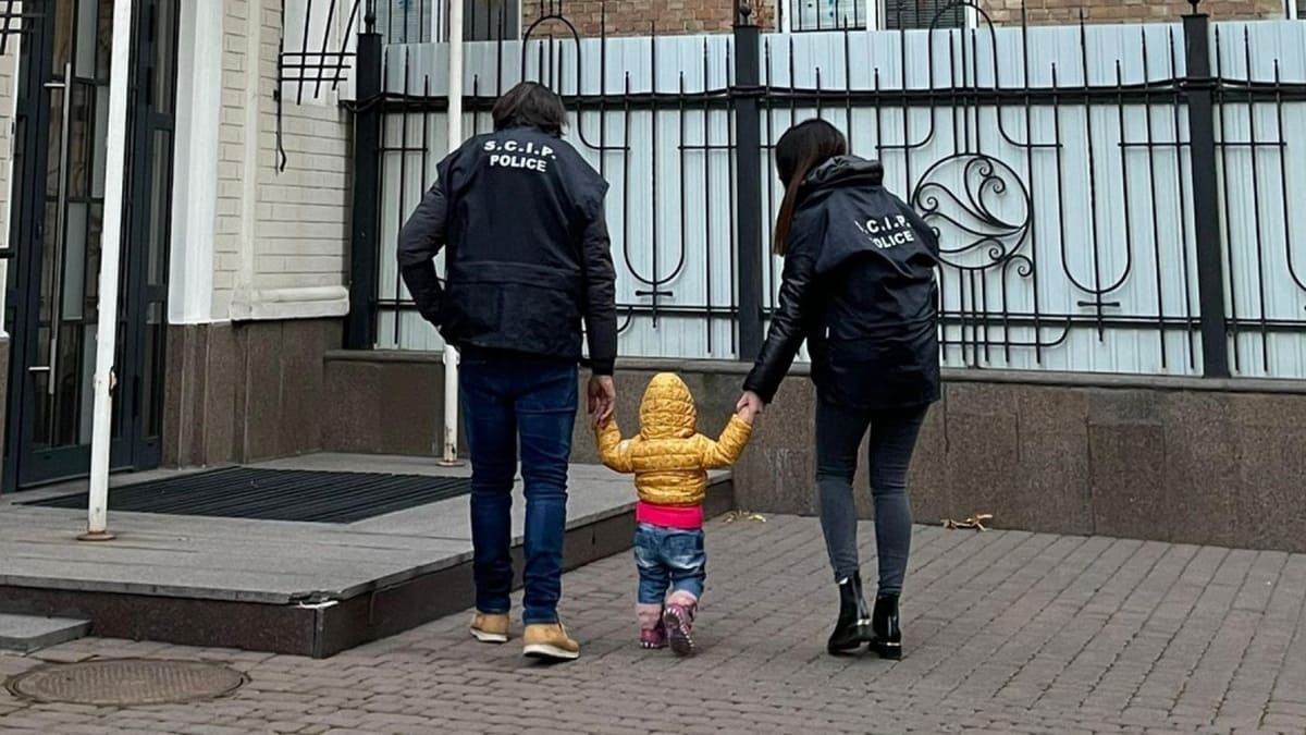 Bimba abbandonata in Ucraina torna in Italia: affidata a una famiglia piemontese 19