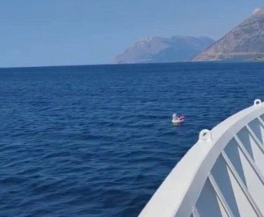 Grecia, bambina sfugge agli occhi dei genitori e va alla deriva su un gonfiabile. La salva un traghetto 2 Grecia, bambina sfugge agli occhi dei genitori e va alla deriva su un gonfiabile. La salva un traghetto 1