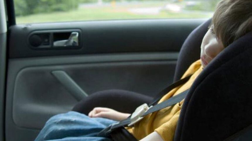 Con 30 gradi sotto il sole resta intrappolato in auto: bimbo di 22 mesi salvato dai Carabinieri 1