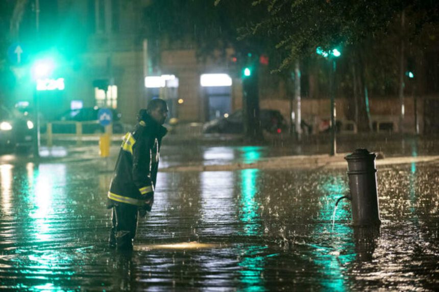 Nubifragio Roma, allagata la Capitale, chiusa la Metro e disagi sul GRA. Allerta meteo fino a venerdì 1