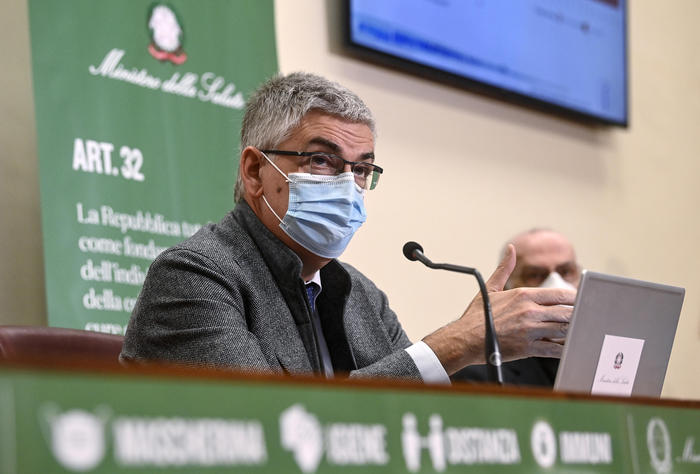 Brusaferro: "Possibile reinfettarsi con Omicron". Rezza: "Fase nuova, ma numeri alti" 3 Silvio Brusaferro: "Possibile reinfettarsi con Omicron". Rezza: "Fase nuova, ma numeri alti"