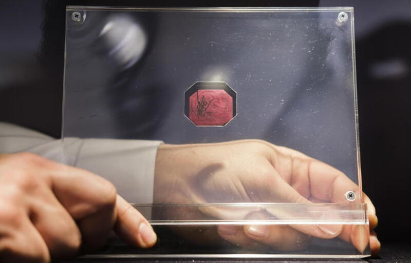 Oggi all'asta da Sotheby's "Magenta da un penny": un francobollo da 10 a 15 milioni di dollari 3 "Magenta da un penny" è la Monna Lisa della filatelia.