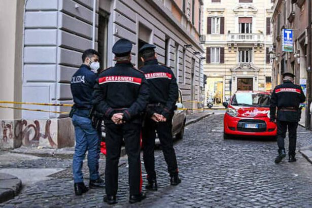 Roma, prof di spagnolo cade dal terzo piano e finisce su un'auto in transito: è grave 17