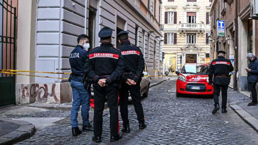 Roma, prof di spagnolo cade dal terzo piano e finisce su un'auto in transito: è grave 1