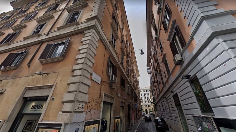 cade dal terzo piano_