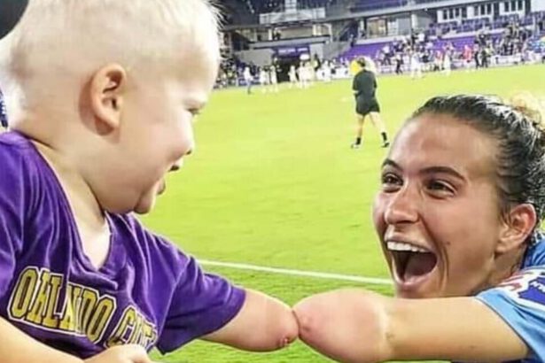 La calciatrice e il bimbo senza braccia, l'incontro che commuove il web 11