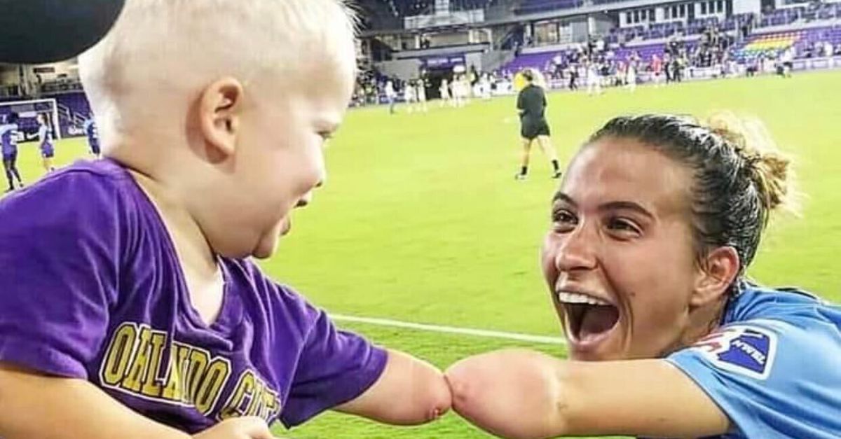 La calciatrice e il bimbo senza braccia, l'incontro che commuove il web 13