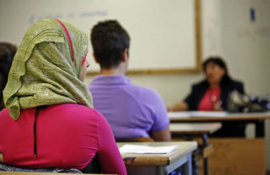Crollo di iscrizioni a scuola per donne migranti, i mariti non vogliono 2 Crollo di iscrizioni a scuola per donne migranti, i mariti non vogliono 1