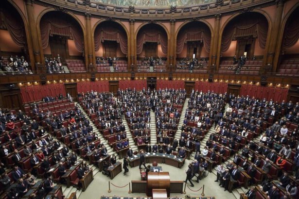 Governo, "question time" alla Camera: interrogazioni parlamentari su obbligo vaccinale e PNRR 6