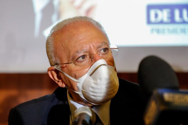 Campagna vaccinale Campania, De Luca: "Ottima prova di efficienza", ma i dati smentiscono 13