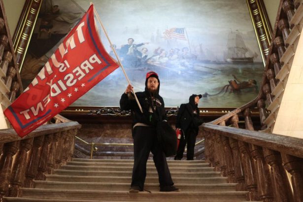 Sostenitori di Trump assaltano Capitol Hill, la polizia impone il coprifuoco 15