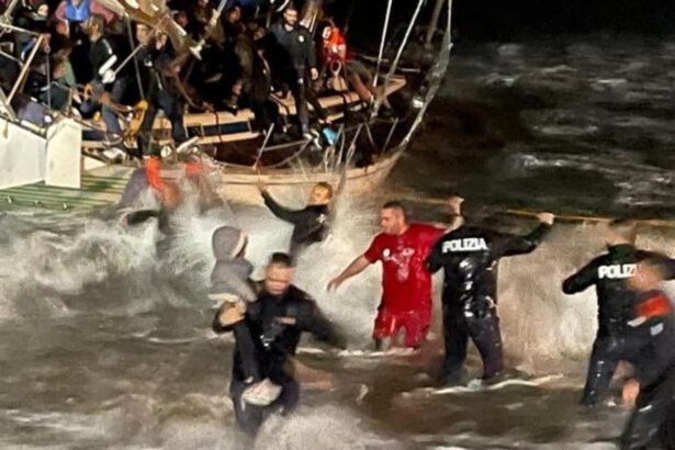 Crotone, salvataggio in mare di 88 migranti, i residenti: "Abbiamo sentito le urla" 11