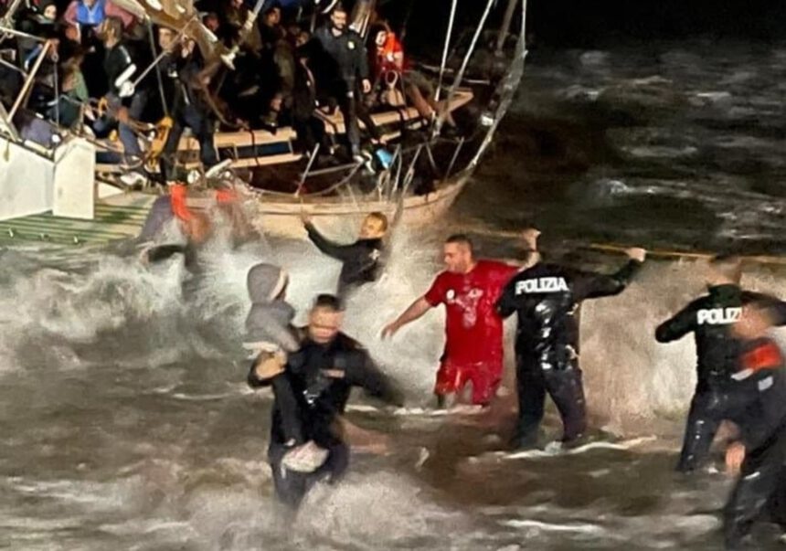 Crotone, salvataggio in mare di 88 migranti, i residenti: "Abbiamo sentito le urla" 1