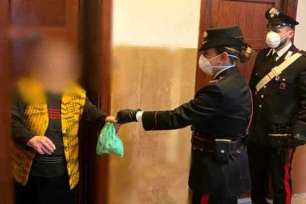 Famiglia di positivi necessita di farmaci nella notte, Carabinieri li acquistano e li consego 11