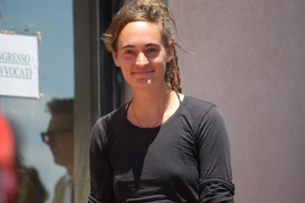 Carola Rackete: "Se ci sarà bisogno partirò di nuovo, vergognosi i muri dell'Europa" 17