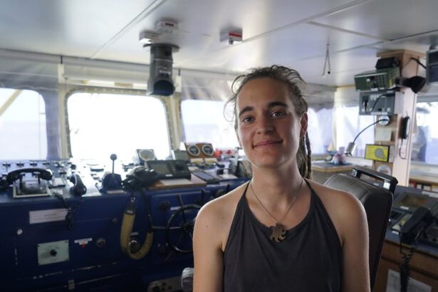 Niente processo a Carola Rackete, il gip: "Aveva il dovere di salvare vite umane" 9