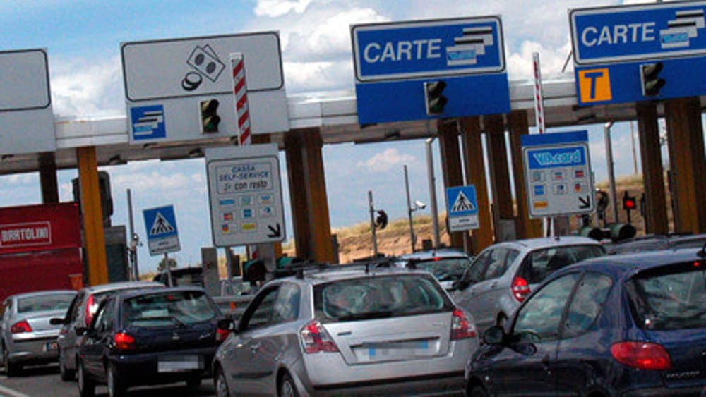 Pasqua, esodo di massa verso Sud, lo sfogo di un casellante: "Tanto nessuno controlla" 4 Pasqua, esodo di massa verso Sud, lo sfogo di un casellante: "Tanto nessuno controlla" 3