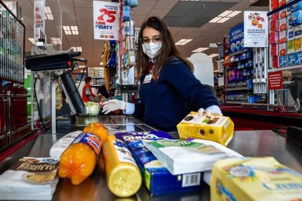 Covid-19, arrivano i vaccini per i lavoratori essenziali: ecco le tre fasce prioritarie 5