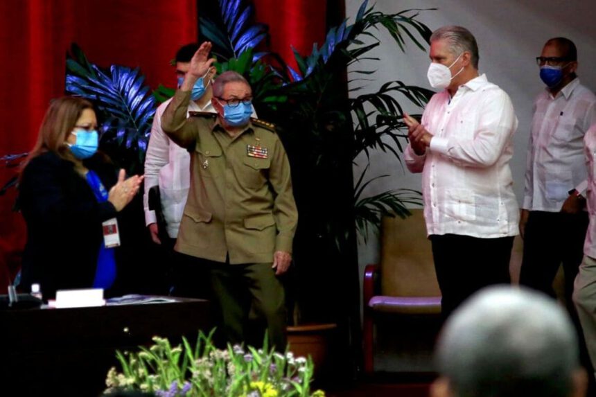 Cuba, Raúl Castro lascia il partito comunista: al suo posto Miguel Díaz-Canel già presidente dal 2018 2 Cuba, Raúl Castro lascia il partito comunista: al suo posto Miguel Díaz-Canel già presidente dal 2018 1
